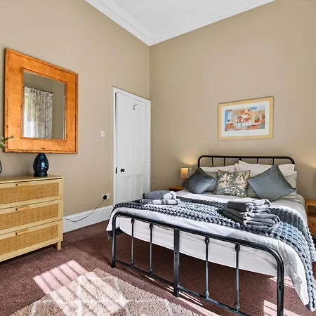 Apartment Central, Stylish One Bedroom