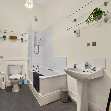 Central, Stylish One Bedroom