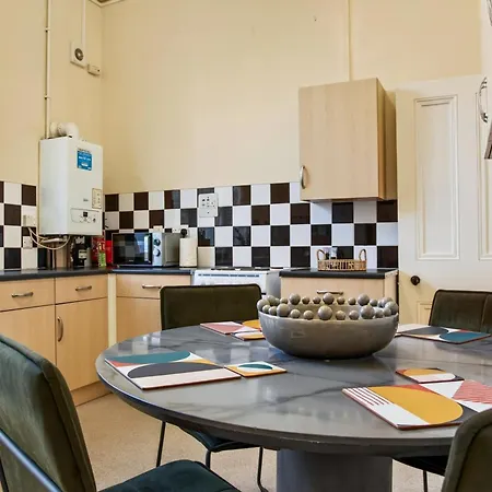 Apartment Central, Stylish One Bedroom